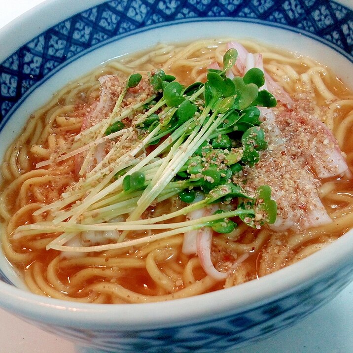 かにかまとかいわれ大根とえごまの味噌ラーメン